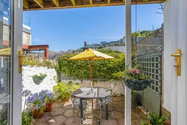 Sunny courtyard for alfresco dining